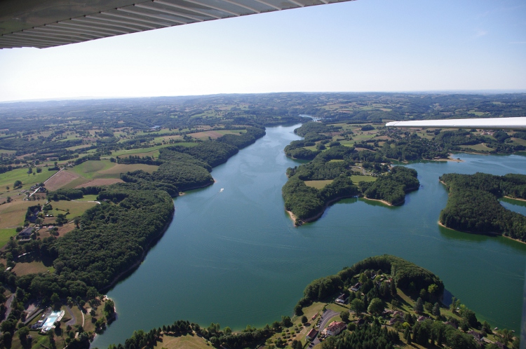 vue du lac de st eteinne cantales au sud ouest du cantal en auvergne calme et detente