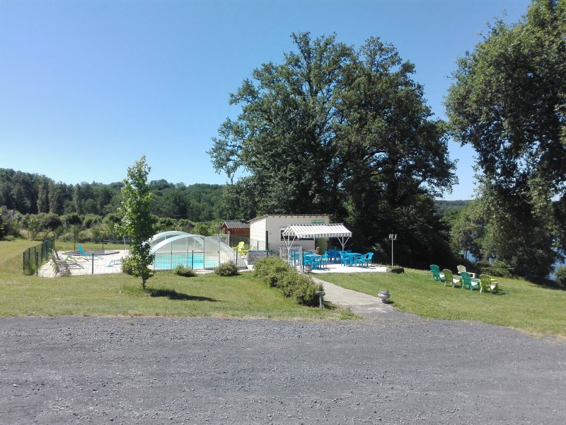 VUE DE LA PISCINE ET BUVETTE