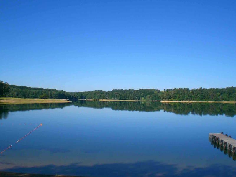 vue du lac de st etienne cantales du camping du domaine du lac accés directe au lac