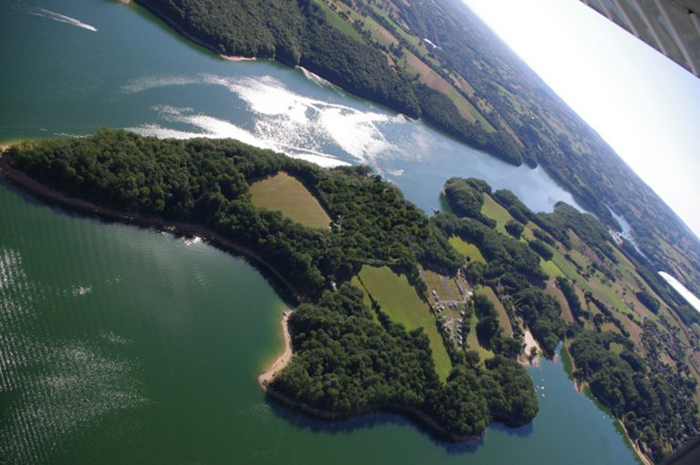 vue de la presqu'île d'espinet et du camping du domaine du lac sur le lac de st etienne cantales